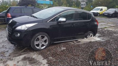 У Львові на стоянці автомобілі провалюються під землю (ФОТО)