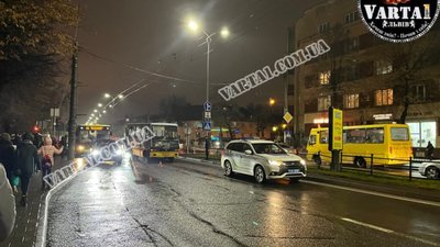У Львові маршрутка збила людину (ФОТО, ВІДЕО)