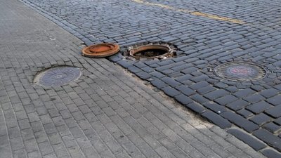 Водіїв попереджають про відкритий люк на вулиці Городоцькій