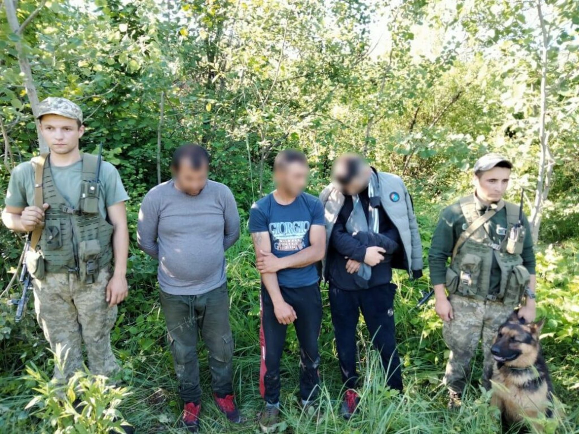 На Закарпатті прикордонники з пострілами спиняли тютюнових контрабандистів