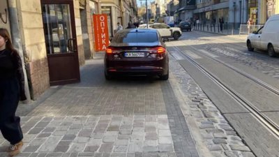 У Львові водії паркуються на тротуарі 
