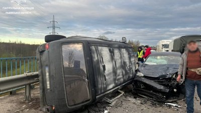 Біля Львова через ДТП частково перекрито рух транспорту (ФОТО)