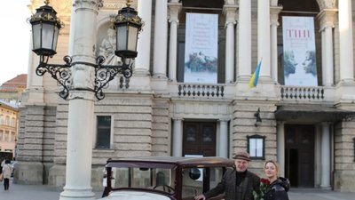 На вулиці Львова виїхав єдиний в Україні оригінальний 95-літній Citroen AC4 Berline De Luxe