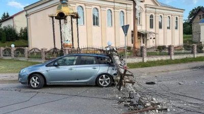 На Львівщині стовп впав на автомобіль (ВІДЕО)