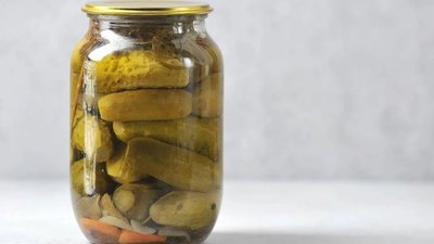 Львівʼянин викинув банку огірків з 8-го поверху на припарковану автівку