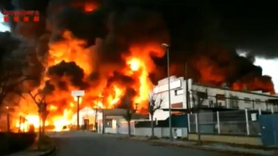 Поблизу Барселони горить завод з переробки відходів, є ризик витоку токсичних речовин