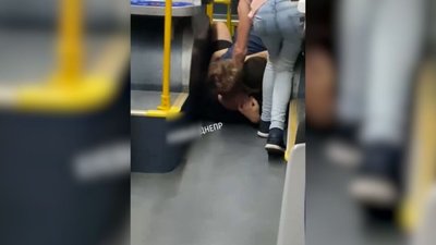 У Дніпрі чоловік на очах десятків пасажирів тролейбуса жорстоко побив жінку (ВІДЕО)