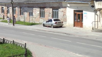 У Винниках невідомі залишили на вулиці пошкоджений легковик (ФОТО)