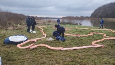 На Львівщині річка Дністер забруднена нафтопродуктами (ФОТО)