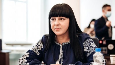 Депутатка Львівської міської ради їсть вишні з дерева, яке впало під час негоди