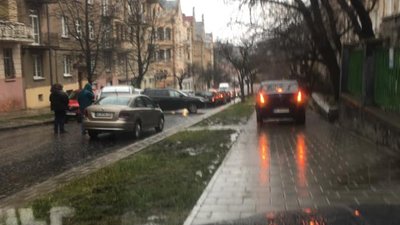 У Львові на Героїв Майдану зупинився рух (ФОТО)