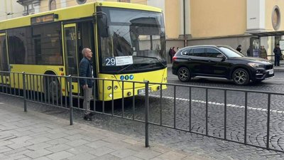 У Львові водій автобуса вшанував захисників
