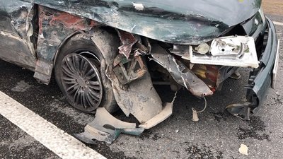 На Львівщині легковик викинуло на узбіччя дороги (ВІДЕО)