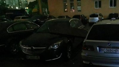 У Львові на два автомобілі впала бляха (ФОТО)