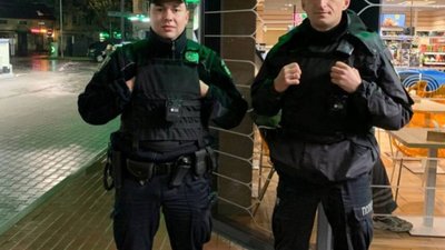 У центрі Львова чоловік розбив головою скло в будівлі і мало не помер