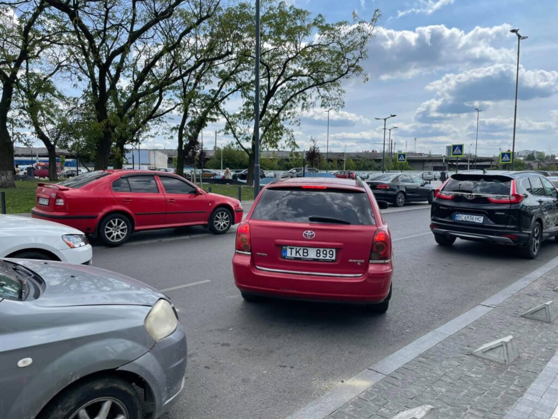 У Львові біля головного залізничного вокзалу почали штрафувати водіїв, фото Зручне місто