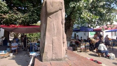 На Львівщині біля пам’ятника Коновальцю процвітає стихійна торгівля (ВІДЕО)