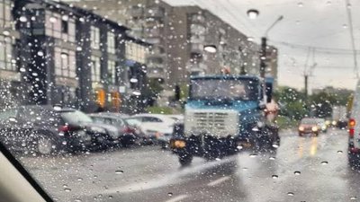 У Львові водія водовоза, який під час дощу спускав із машини воду, притягнуть до відповідальності