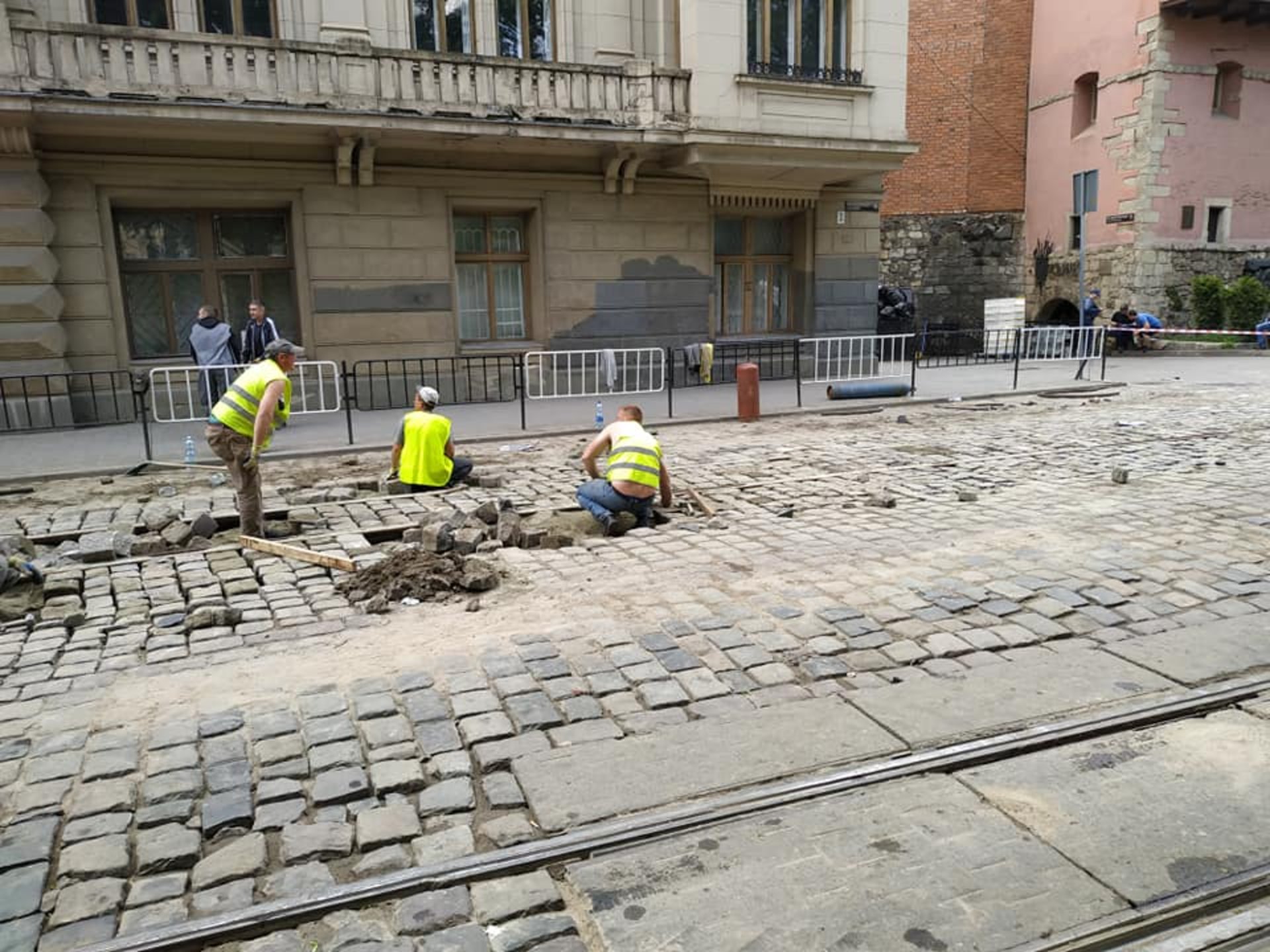 На вулиці Підвальній перекрили рух транспорту