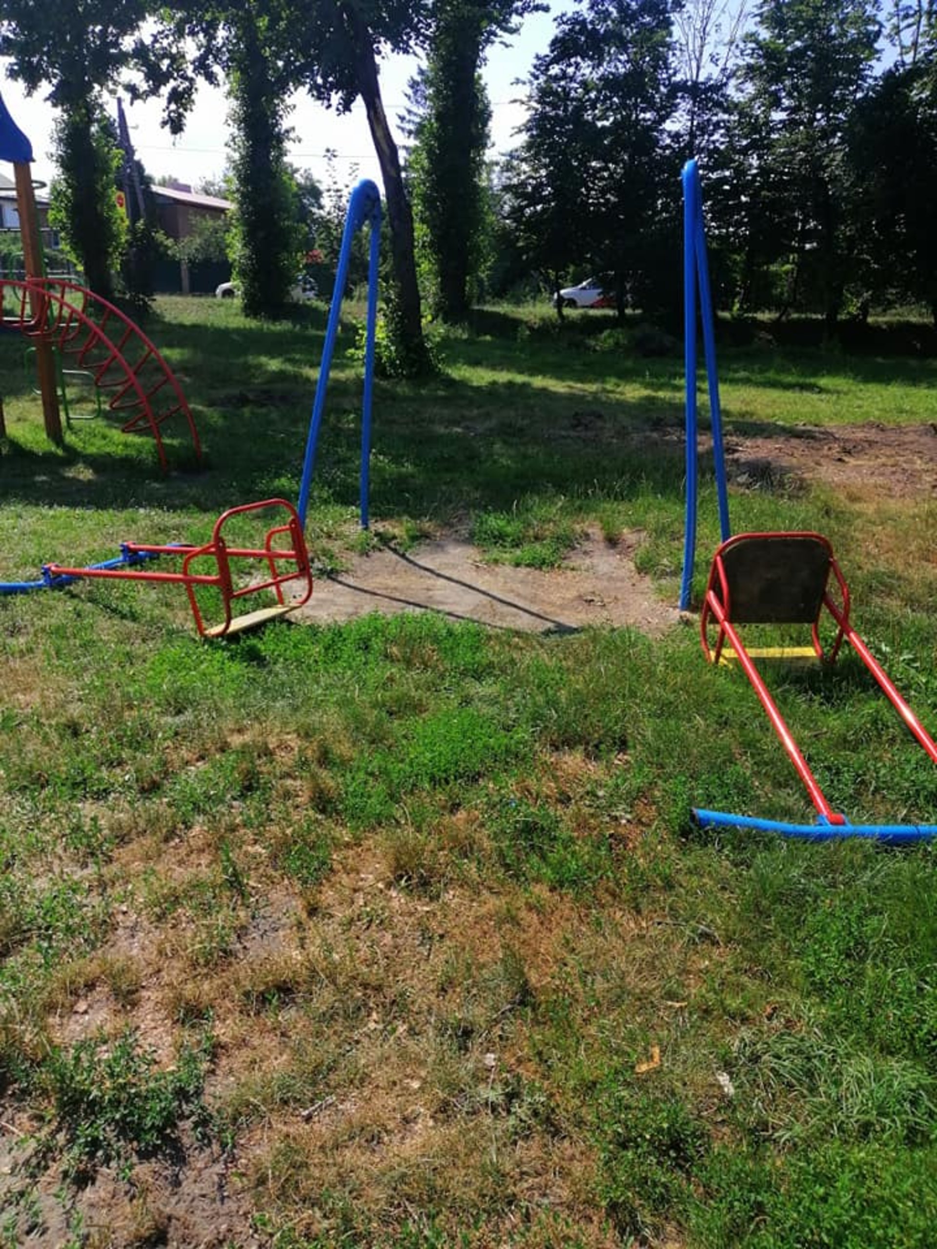 У Львові на дитячому майданчику зламали гойдалку, фото ГЛМЛ