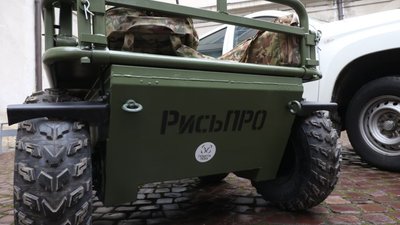 Львів передав військовим наземний дрон та автомобілі