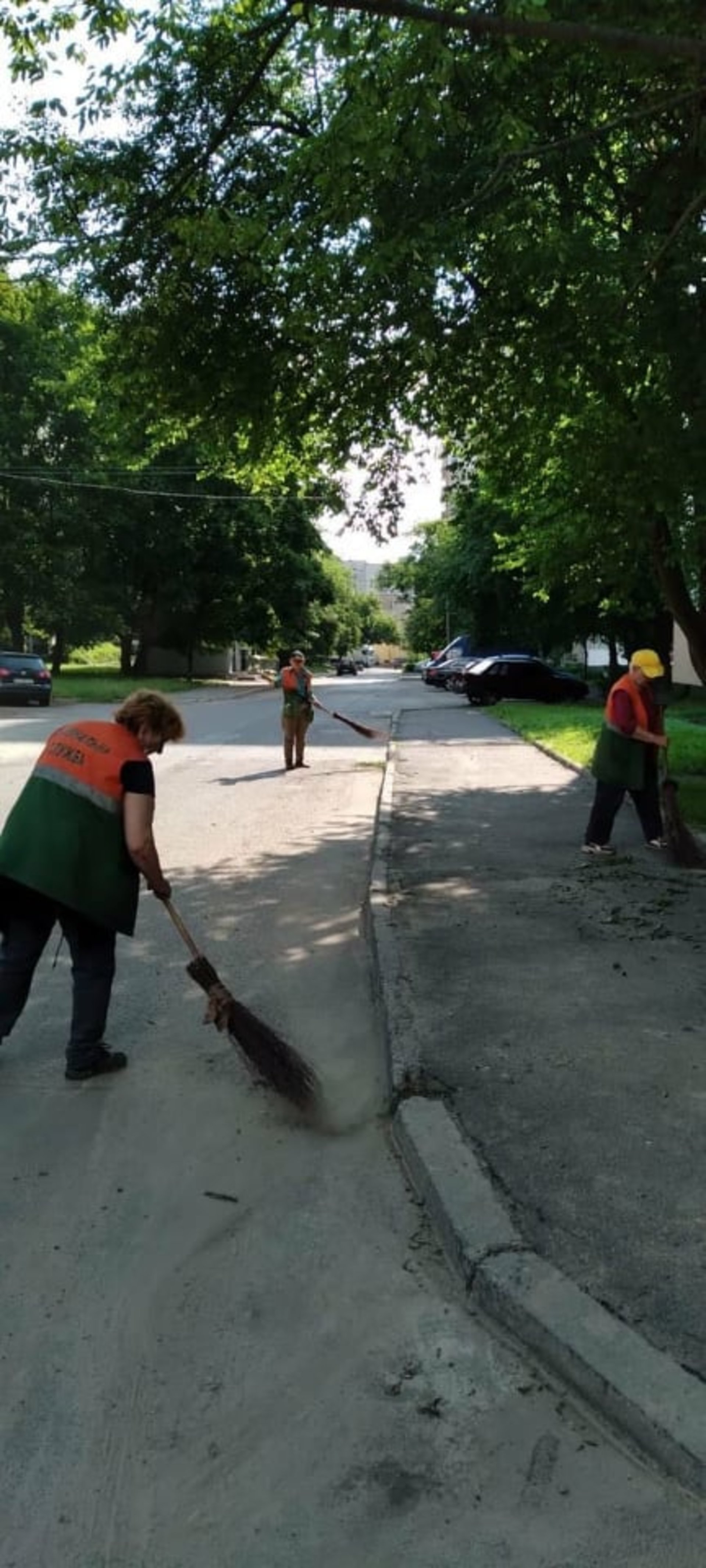 У Львові комунальні служби продовжують прибирати місто від наслідків негоди, фото ЛМР