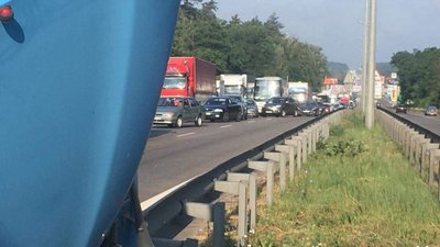 Внаслідок зіткнення двох вантажівок  загинув один з водіїв
