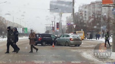 У Львові на перехресті не розминулись автомобілі (ФОТО)