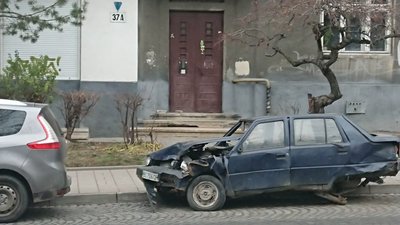 Городяни вимагають від Садового виконувати свої рішення і очистити вулиці від автобрухту (ФОТО)