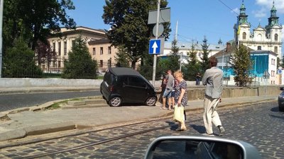 У Львові жінка не впоралась з керуванням (ФОТО)