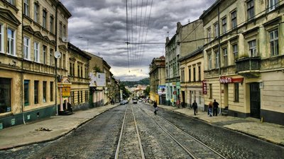 Як лось: у Львові на Городоцькій чоловік перебігав дорогу (ВІДЕО)