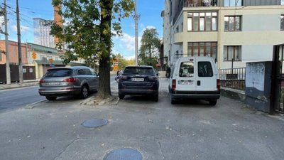 У Львові мами із коляскою не можуть проїхатись тротуаром через автомобілі (ФОТО)