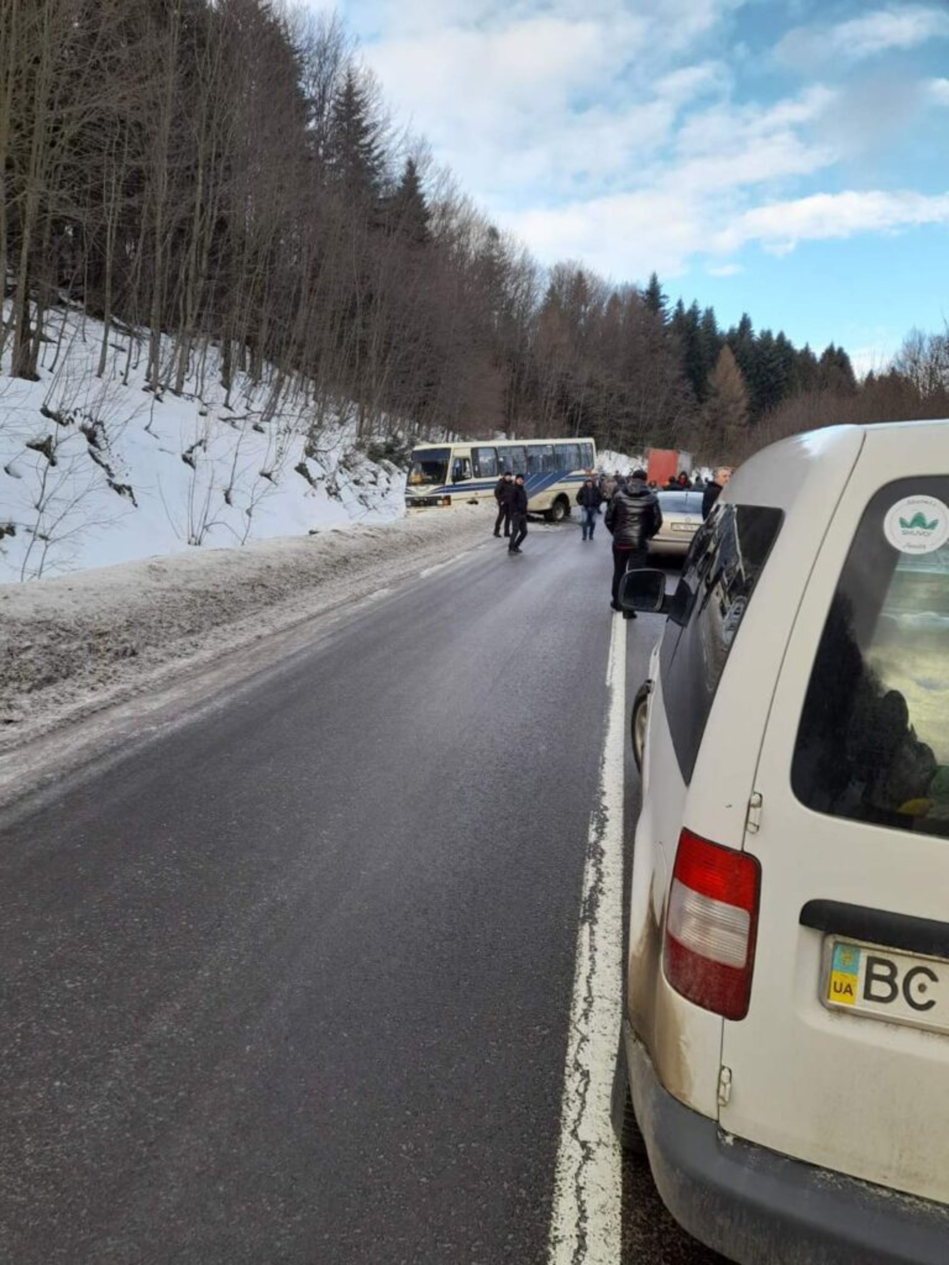 На Львівщині маршрутка не розминулась із автомобілем