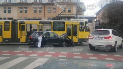 У Львові автомобіль не розминувся із трамваєм