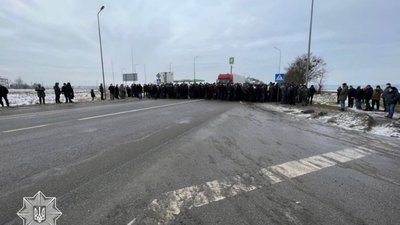 На трасі "Київ - Чоп" перекрили рух транспорту (ФОТО)