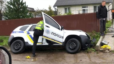 На Львівщині розбився автомобіль поліції (ФОТО)