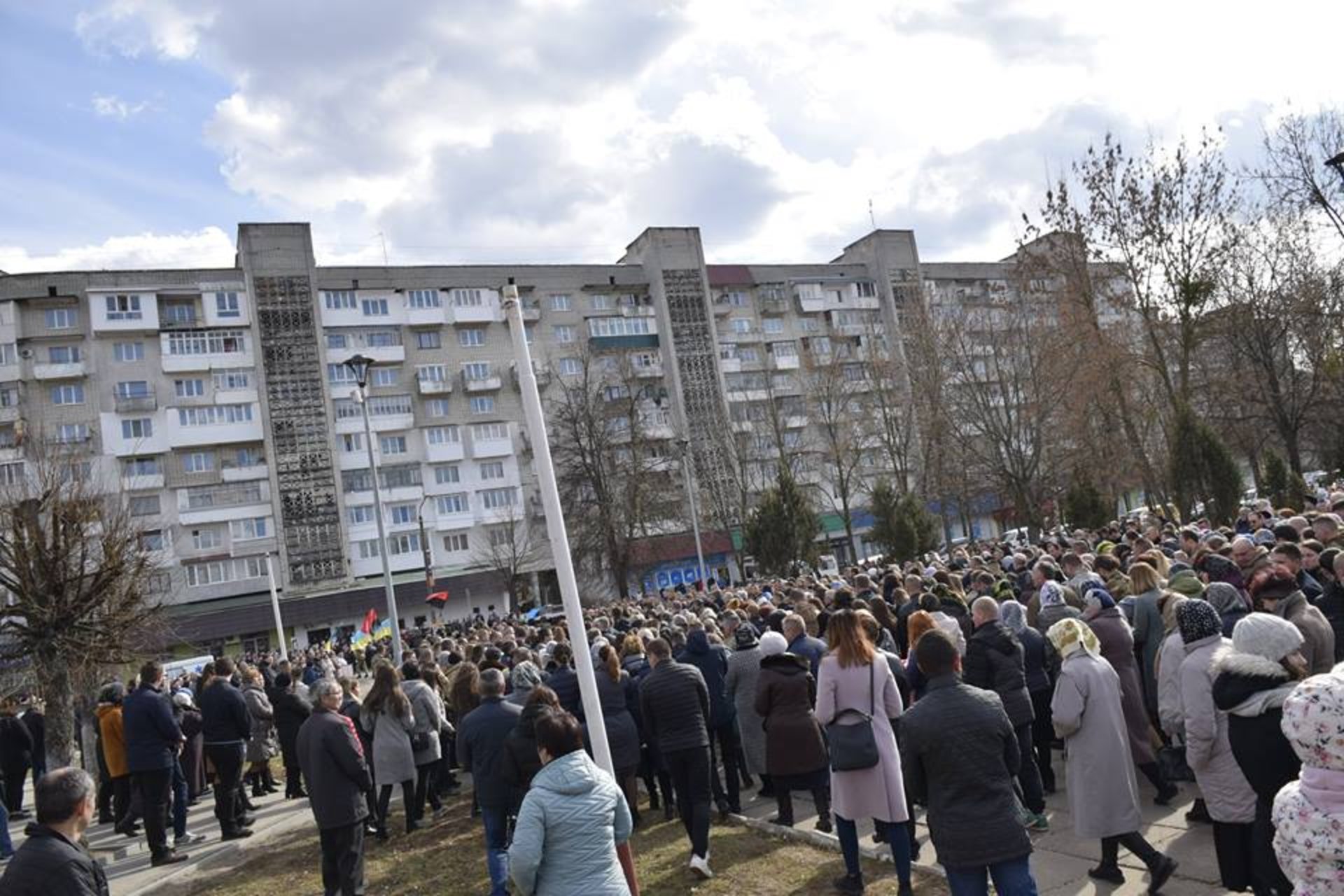 Як на Львівщині тисячі людей провели в останню путь Героя України. Фото: Яворівська РДА.