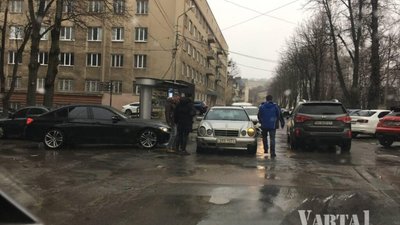 У Львові біля "Євроготелю" не розминулись автомобілі (ФОТО)