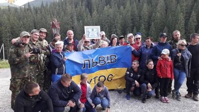 Незрячі Львівщини здійснили рекордне сходження на Говерлу (ФОТО)