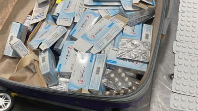 38-річна жителька Києва везла із Польщі 1140 таблеток наркотиків (ФОТО)
