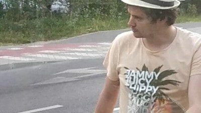 У Львові чоловік на очах у перехожих розбив термінал з продажу квитків (ВІДЕО,ФОТО)