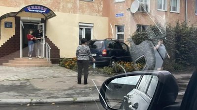 У Львові автомобіль влетів у будинок (ФОТО)