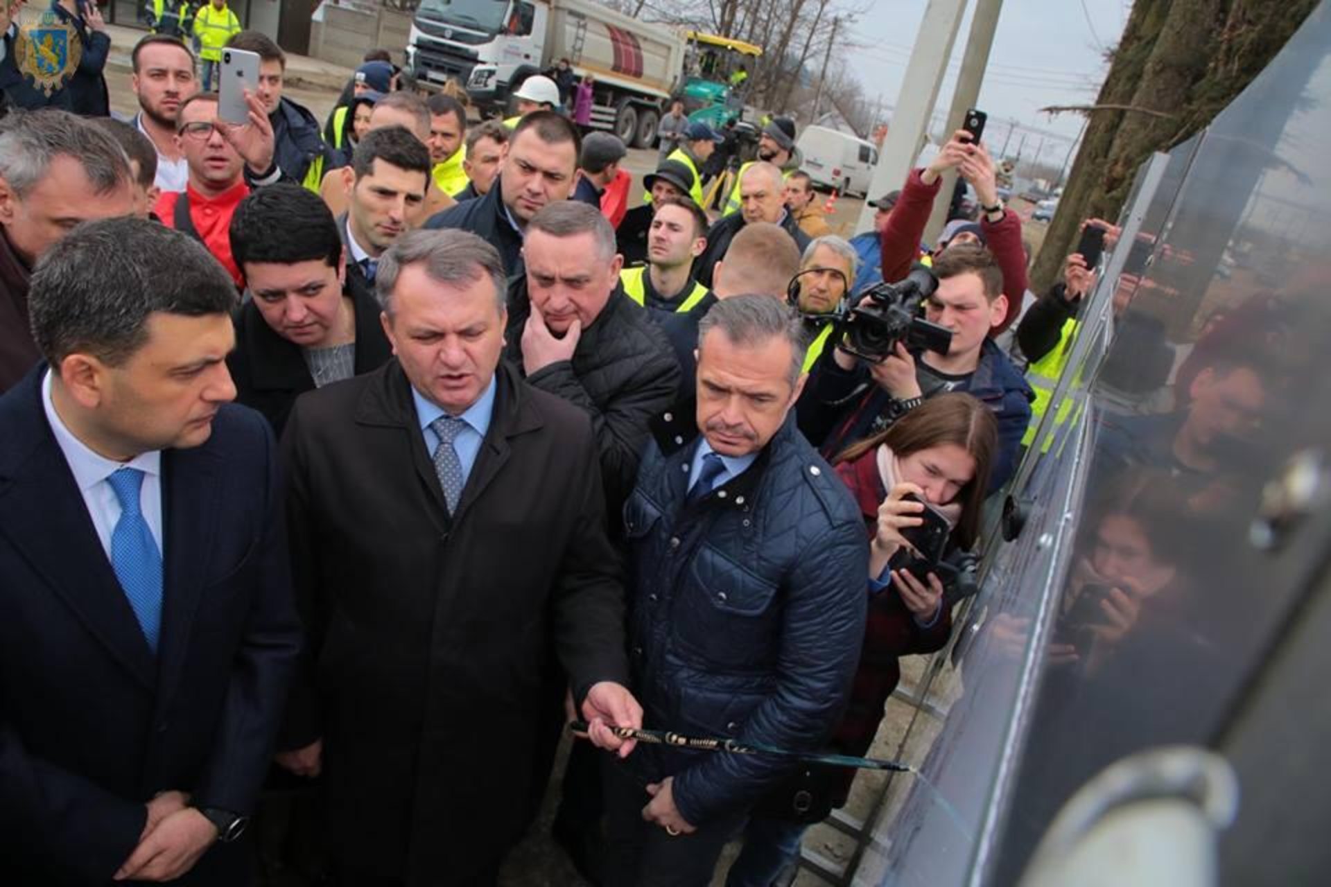 Гройсман оглянув ремонт автомобільної дороги "Львів-Пустомити-Меденичі". Фото прес-служба ЛОДА