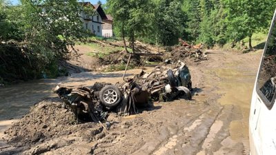 На Рахівщині після паводку понівечило автомобілі та розвалило будинки (ФОТО, ВІДЕО)