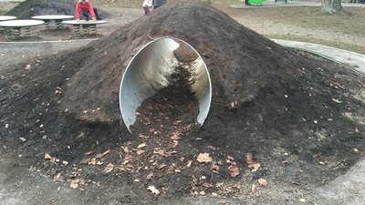 Як у Львові "якісно" будують дитячі майданчики (ФОТО)