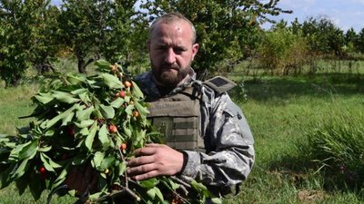 Порошенко нагородив орденом “За заслуги” військового капелана зі Львова