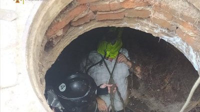 У Львові чоловік впав у каналізацію