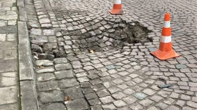 У Львові вже тиждень не можуть відремонтувати провалля