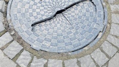 Біля Львова помітили небезпечний люк