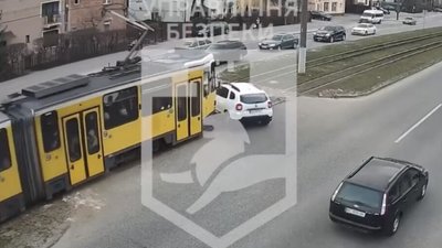 У Львові трамвай протаранив автомобіль (ВІДЕО)